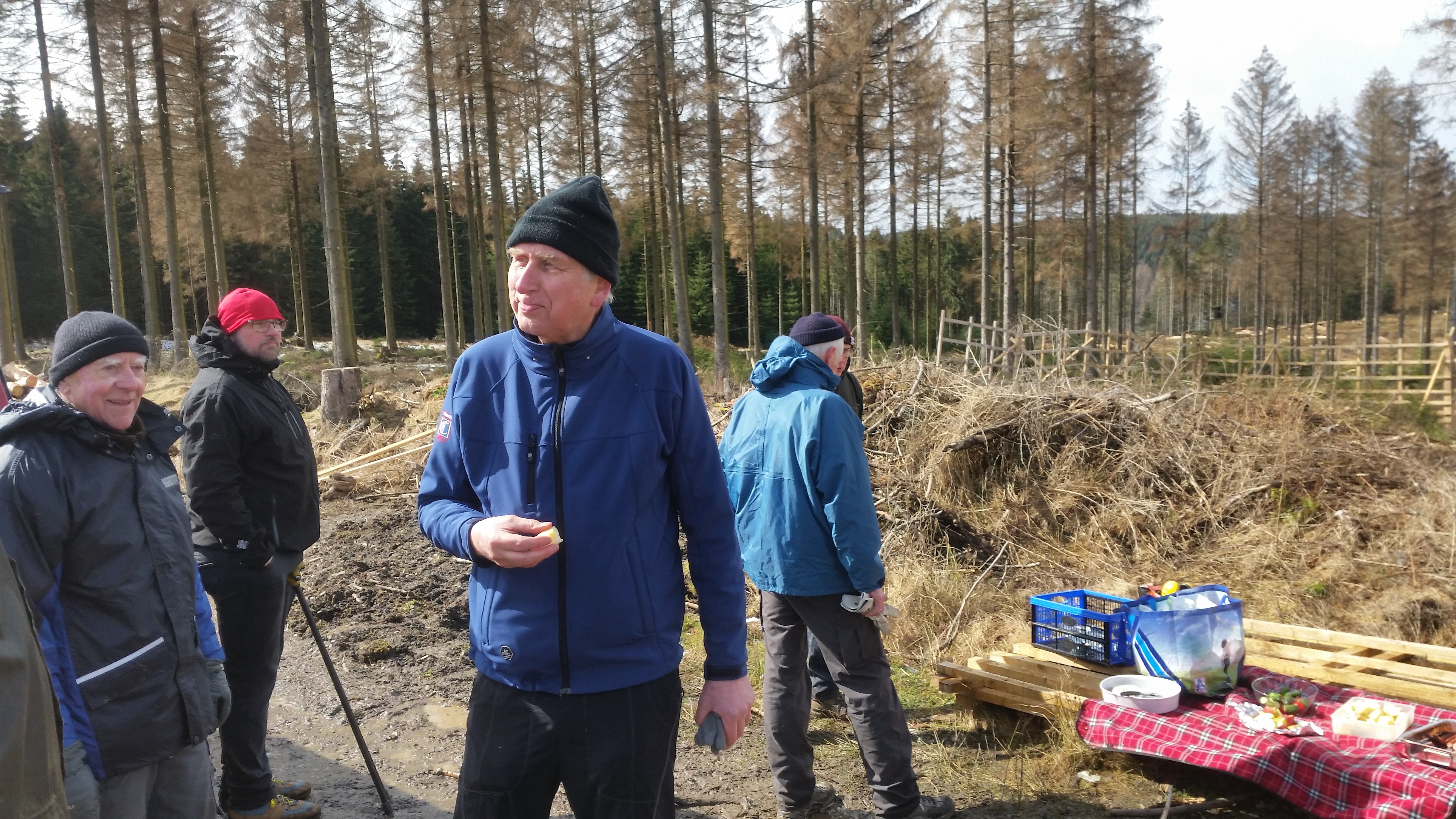 Pause beim Bäume pflanzen